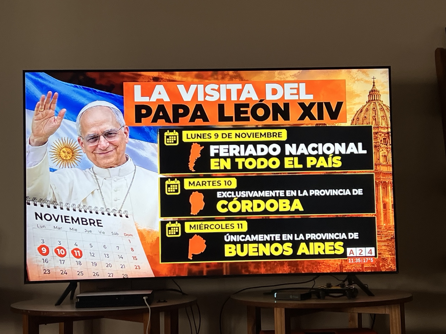 El Papa León XIV saludando